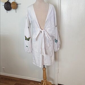 Fanm Mon White Garment with Embroidered Floral Tag On Sleeves